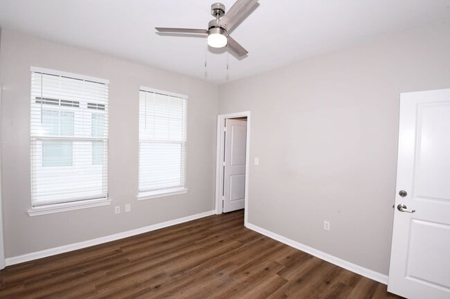 Photo - 4 Bed, 4.5 Bath in Rowandale