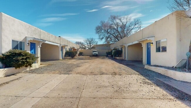 Building Photo - Centrally located studio apartment. Utilit... Unit 1450  4