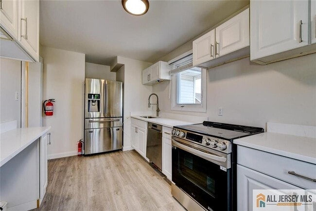 Building Photo - 37 E Somerset St Unit 2