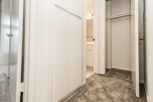 1BR, 1BA - 600-700 SF