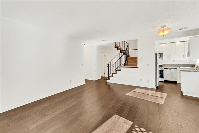 Photo - 18620 Burbank Blvd Unidad 104