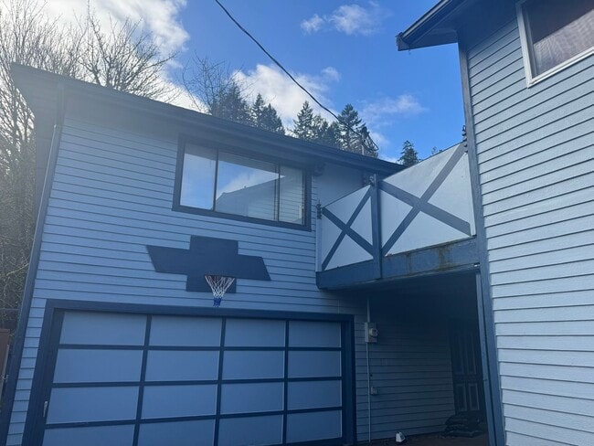 Building Photo - Lovely In-Town Shelton Home!