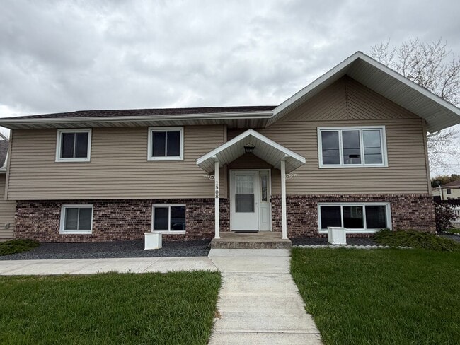 Building Photo - 5 Bed 2 Bath Single Family Home in Marshfield