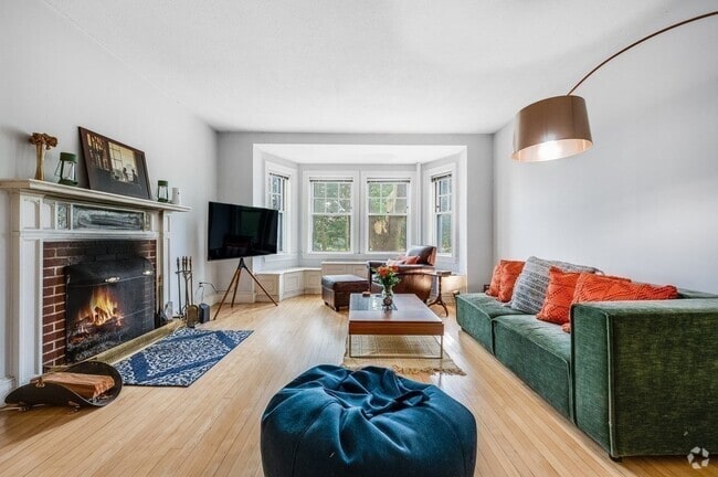 Building Photo - 993 Memorial Dr Unit 102 Rental