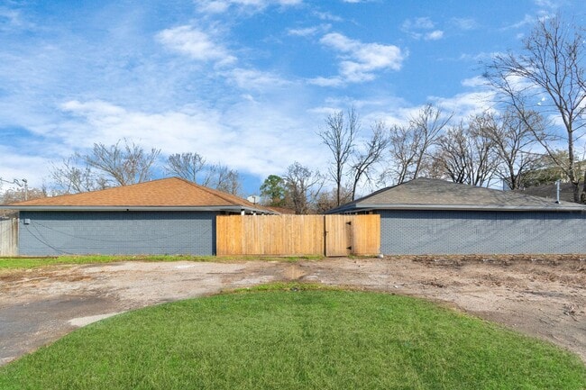 Photo - NICE 2 BEDROOM 1 BATH WITH 1600 SF