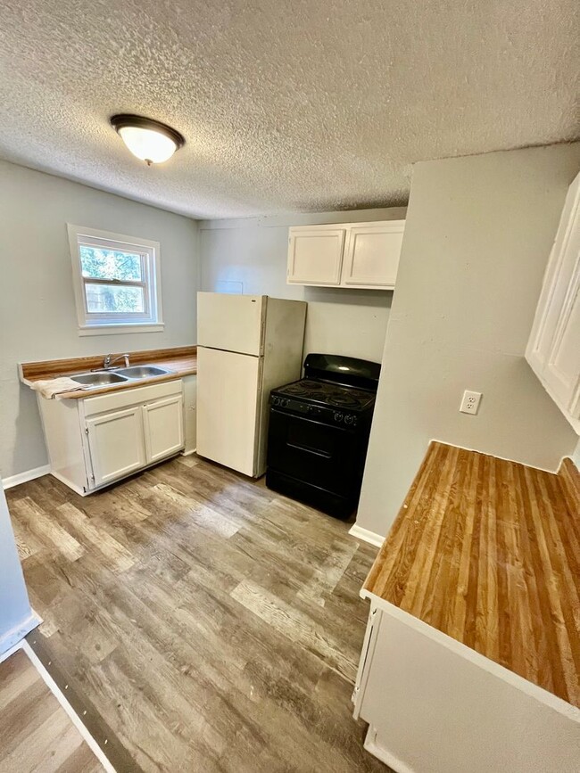 Huge 3BR/1BA Home With Large Yard, Covered... - Huge 3BR/1BA Home With Large Yard, Covered...