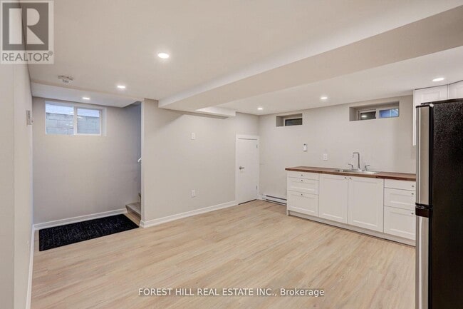 Photo - 203 Weir St N