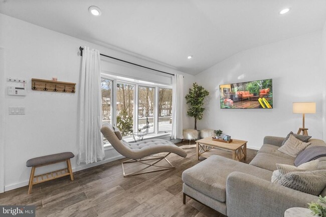 Photo - 191 Lakeshore Dr