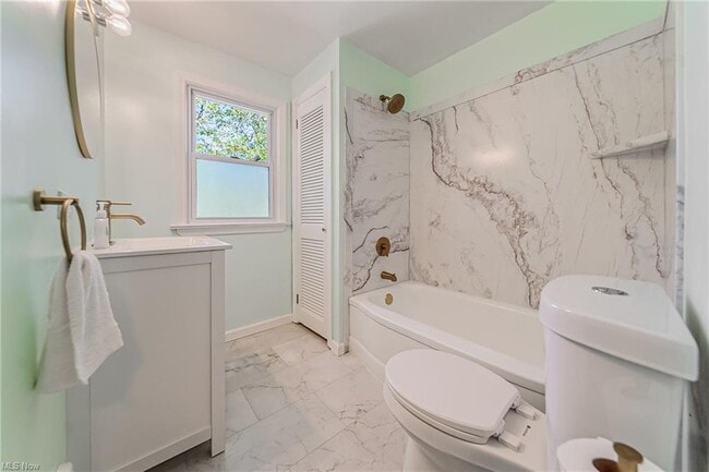 Photo - 440 E 250th St