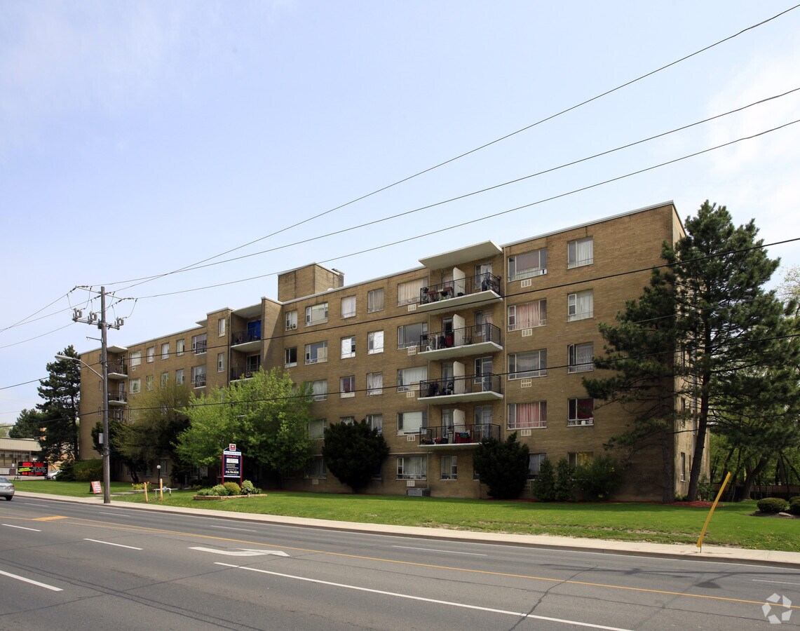 Photo - 2895 Bathurst St