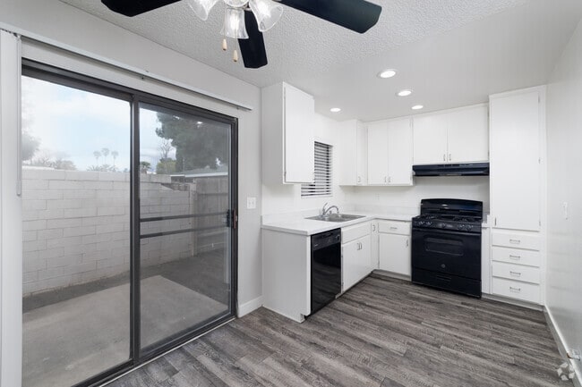 1BR, 1BA - 686SF - Dining Room/Kitchen