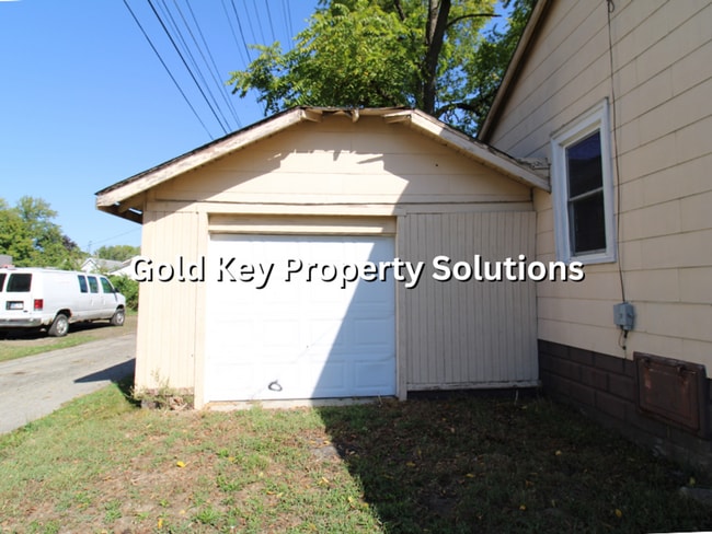 Photo - Spacious 2 BR 1 BA House with Nice Covered...