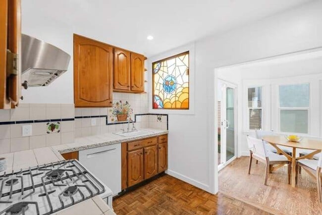 Photo - 180 Kenwood Way