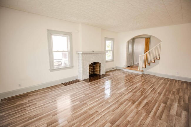1938 Fernwood Ave
