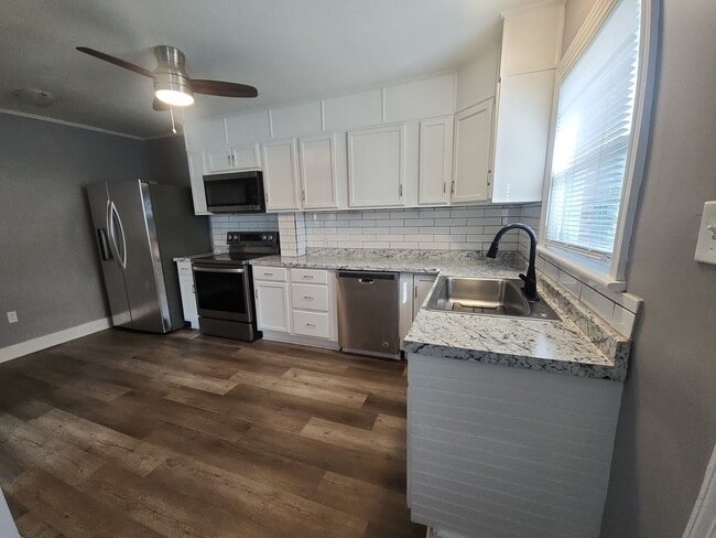 Photo - 1056 Campbell St