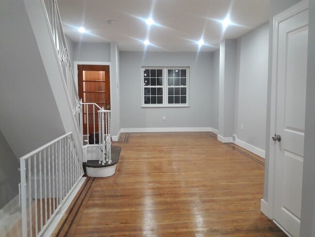 Building Photo - 2413 S Rosewood St Rental