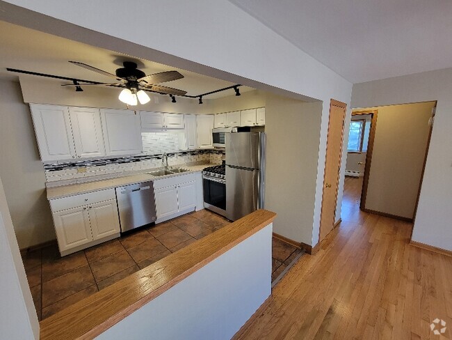 Building Photo - 707 Lake St Rental