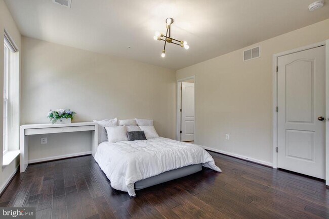 Photo - 7201 Thackley Way