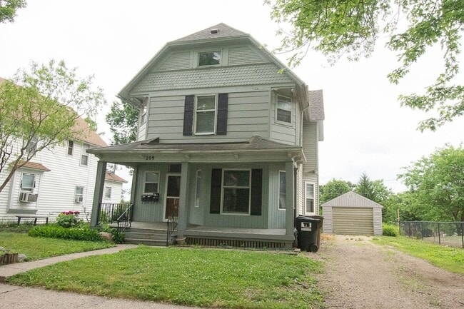 Building Photo - 209 S Pearl St Unit #2