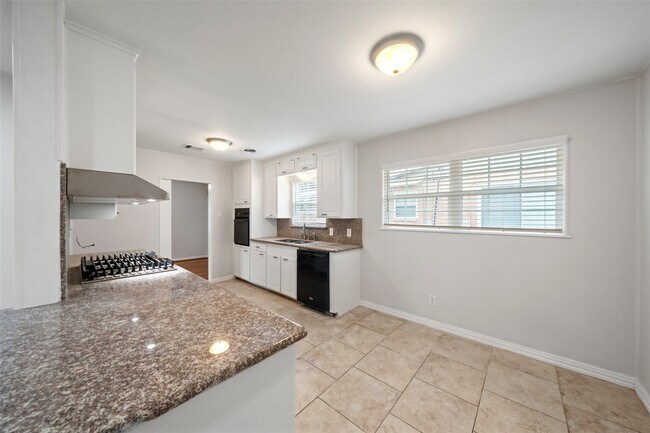 Photo - 9779 Westview Dr