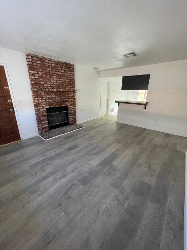 1617 N Erwin St Unit B