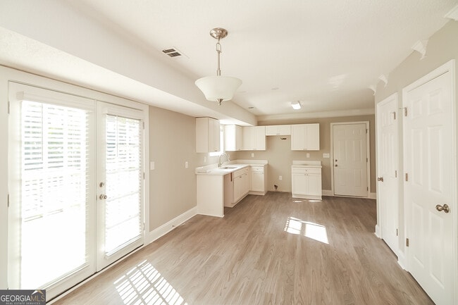 Photo - 2190 Surrey Trail