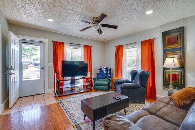 Building Photo - 2509 E Routt Ave Unit ID1385922P