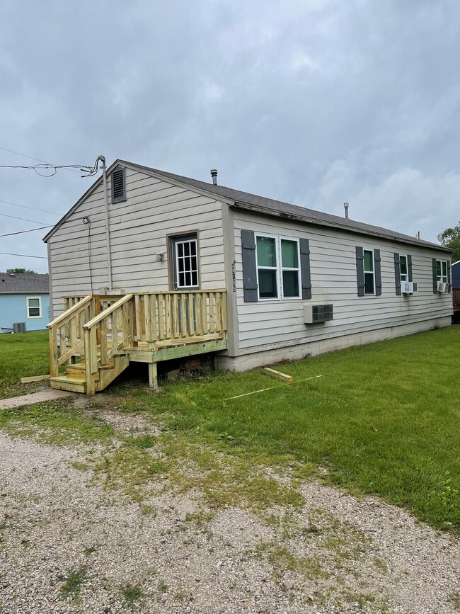 Building Photo - 8185 Center Dr