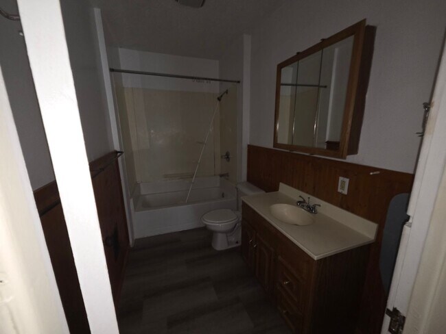 Photo - 923 W 3rd St