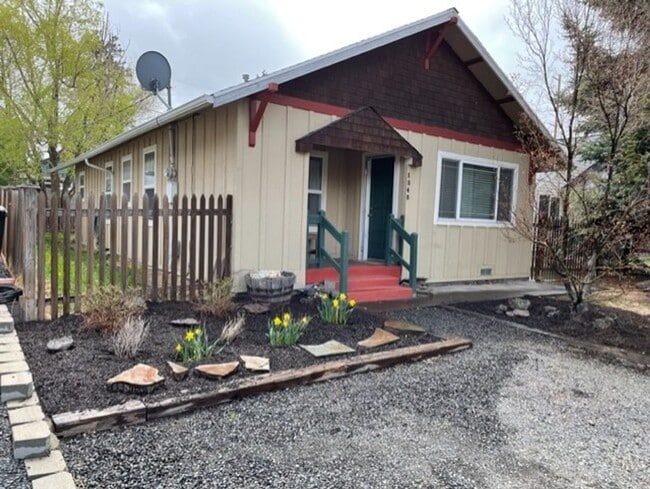 Building Photo - Classic Bungalow NW Bend Rental