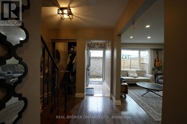 Photo - 8 Ralgreen Crescent