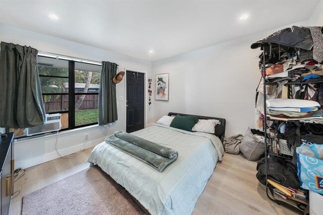 Photo - 901 NE 40th St Unit 2