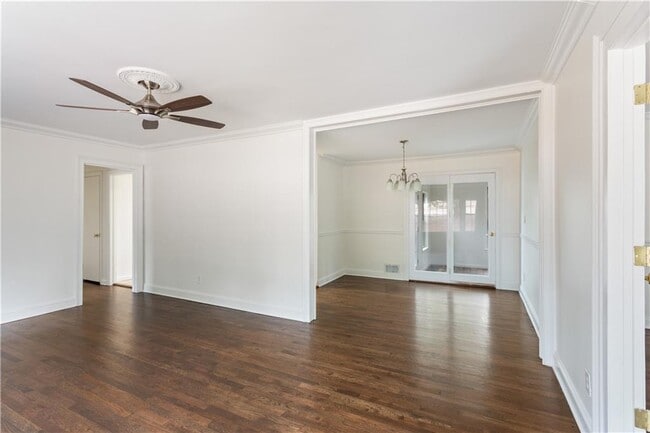 Photo - 3623 Lee St SE