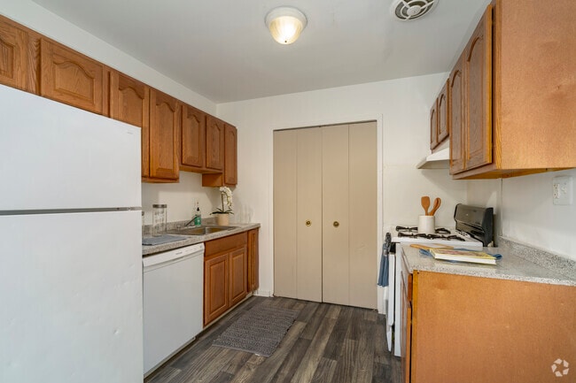2BR, 1BA - 905SF - Kitchen - The Springs