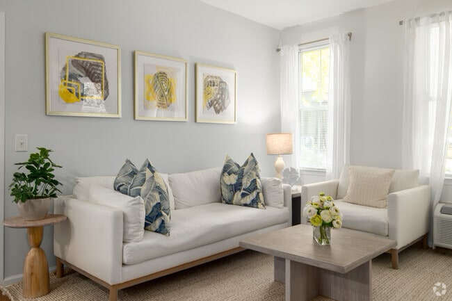 2BR, 2BA - 1,075SF - Living Area