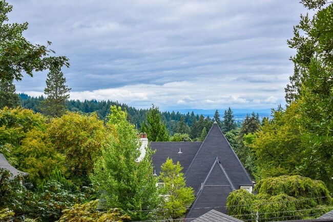 Photo - Three bedroom and Two Bathroom home in Portland Heights! Gourmet Kitchen and incredible natural L...