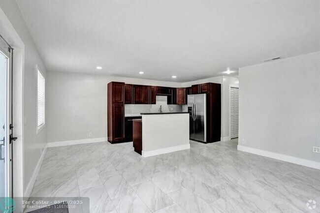 Building Photo - 802 SW 12th Ct Rental