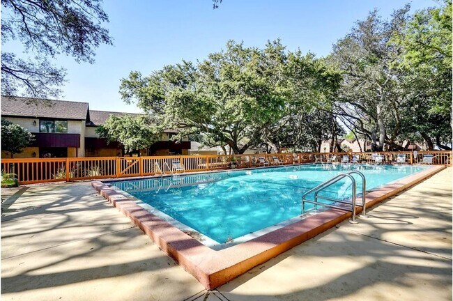 Photo - Waterfront Paradise - Fully Furnished Town...
