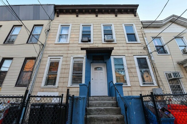 Building Photo - 531 28th St Unit 1