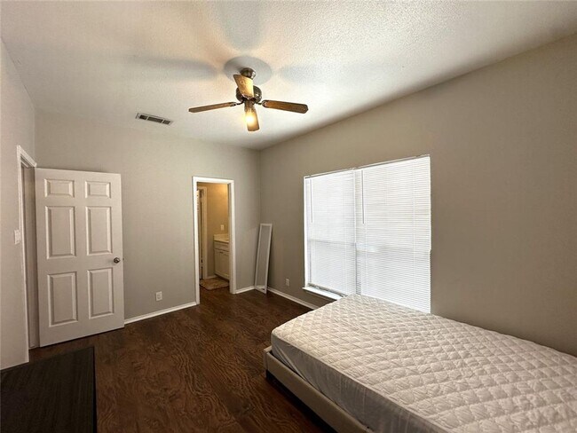 Photo - K674 - Twelve Oaks #301 Unidad 12 Oaks Condominiums