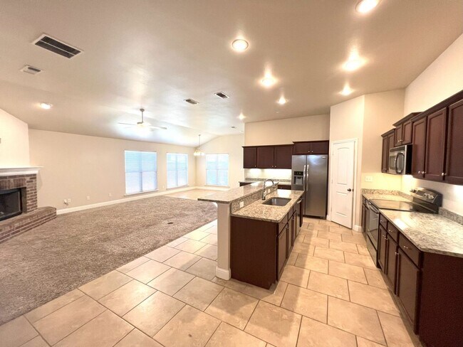 Photo - Move in special 1st month rent free **LARG...