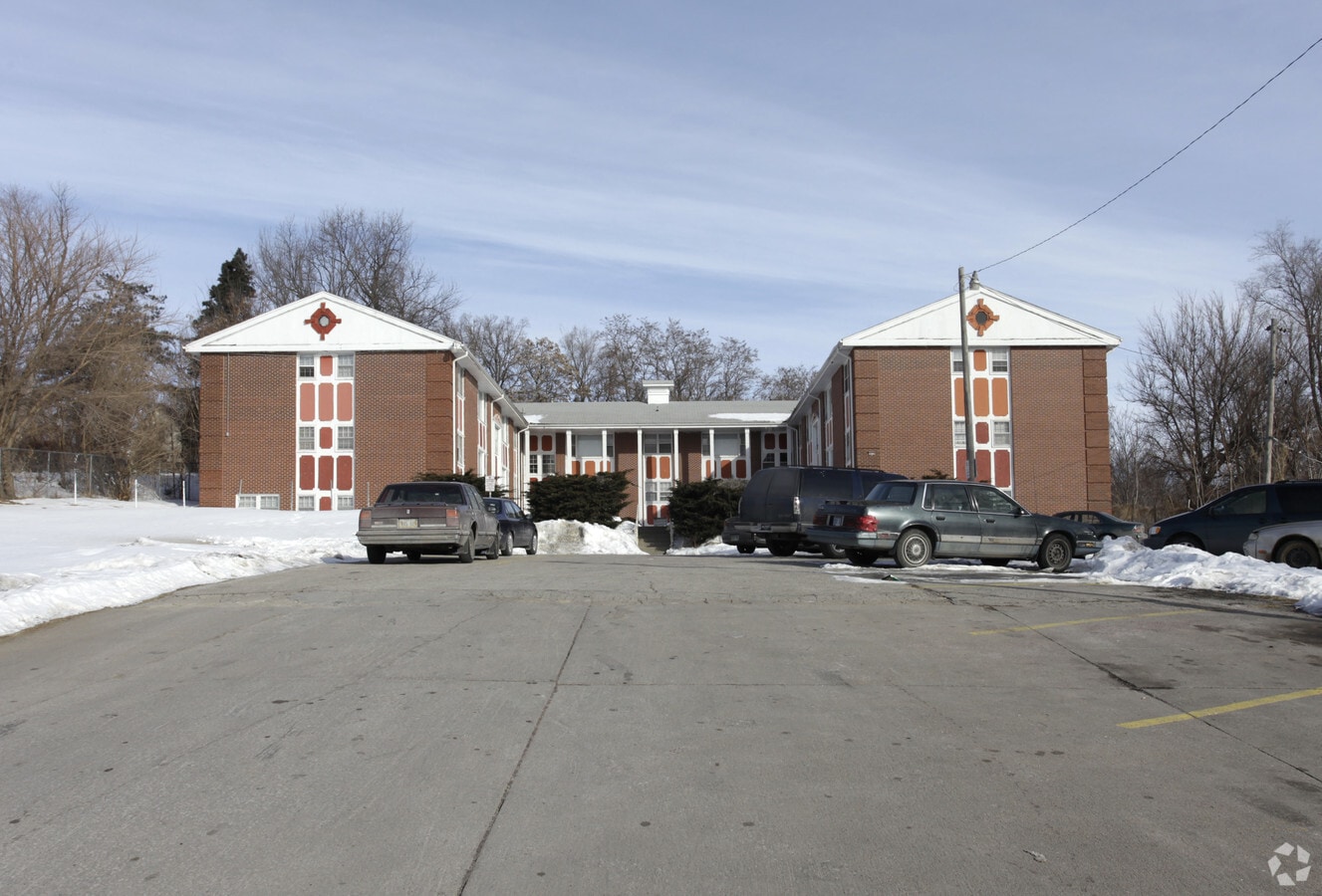 Colonial Court Apartments - Colonial Court Apartments