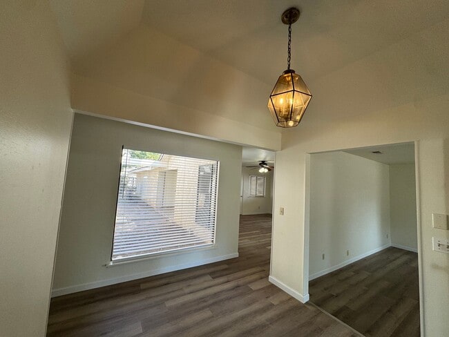 657 W Escalon Ave