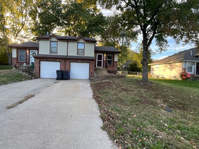 Building Photo - Renovated 2 bedroom duplex ready for move-in!