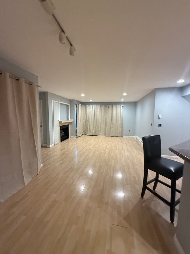 Building Photo - 1344 Bellevue Way NE Unit 1