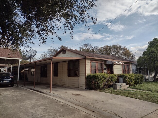 Building Photo - 211 W Huff Ave Unit #B