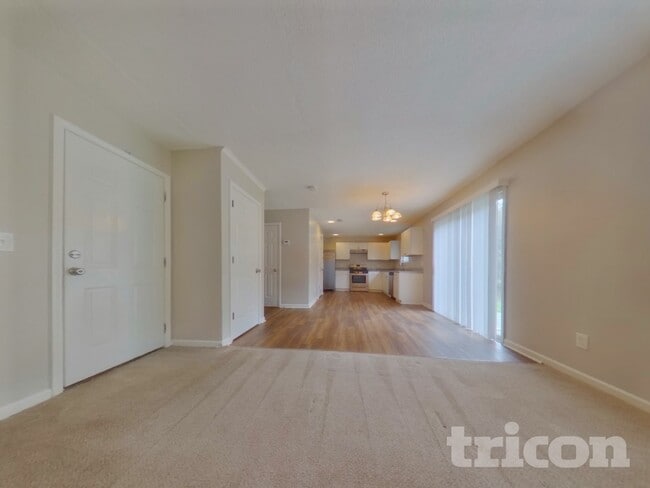 Photo - 693 Grandview Cir