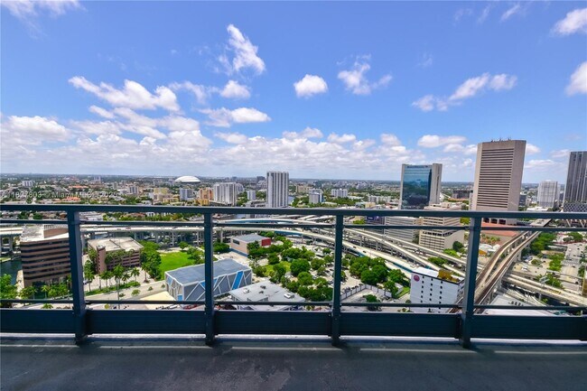Photo - 90 SW 3rd St Unidad 3008 Rental
