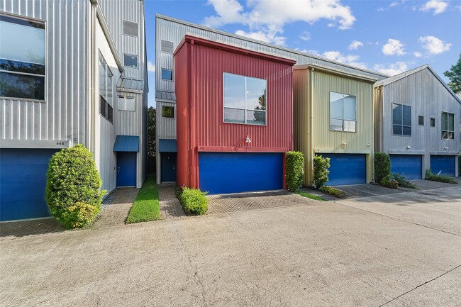 Building Photo - 666 Lester St Rental