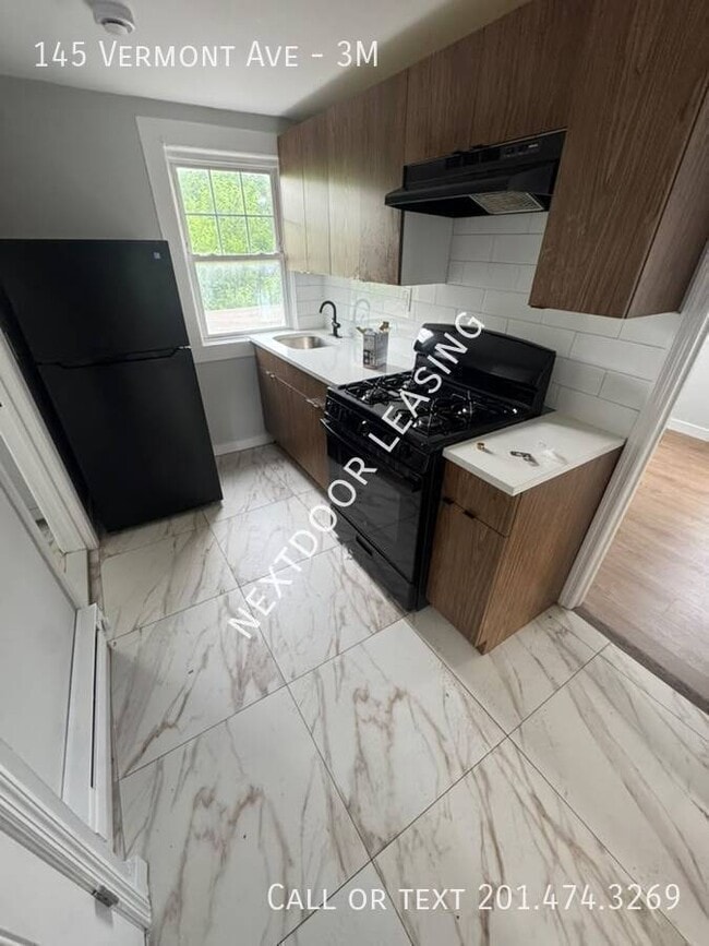 Building Photo - 145 Vermont Ave Unit 3M